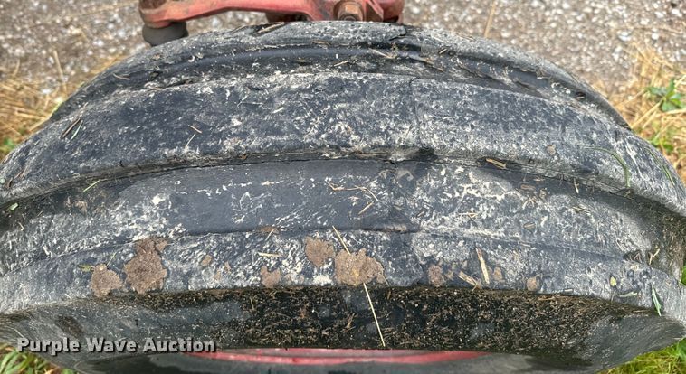 image for item EH5485 1966 International Harvester Farmall 806 tractor