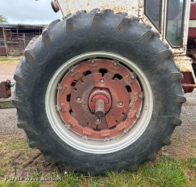 image for item EH5485 1966 International Harvester Farmall 806 tractor