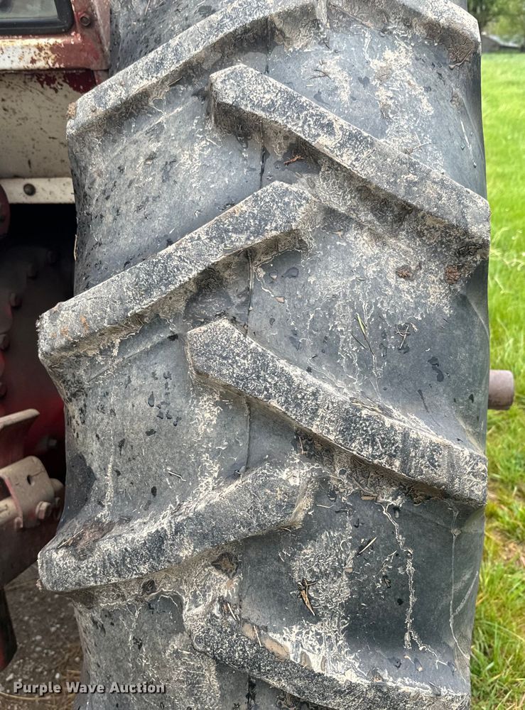 image for item EH5485 1966 International Harvester Farmall 806 tractor