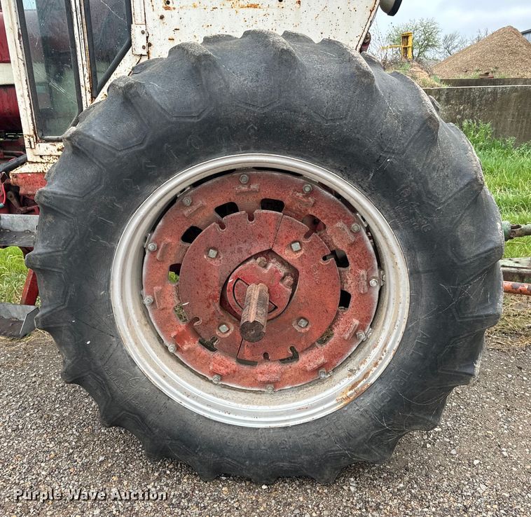 image for item EH5485 1966 International Harvester Farmall 806 tractor