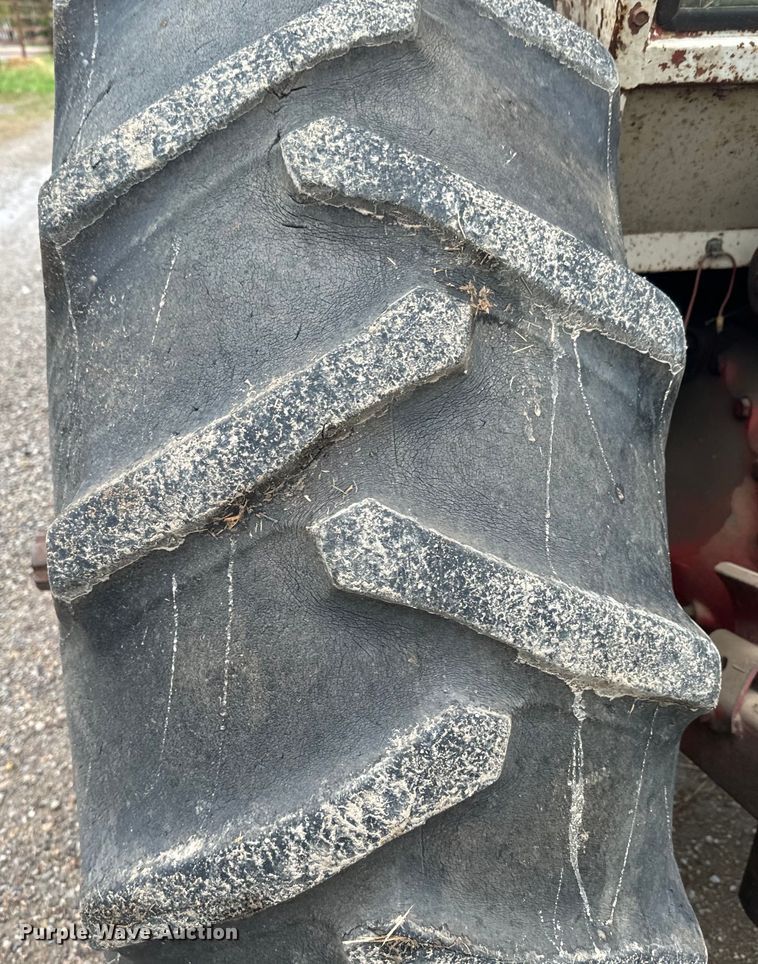 image for item EH5485 1966 International Harvester Farmall 806 tractor