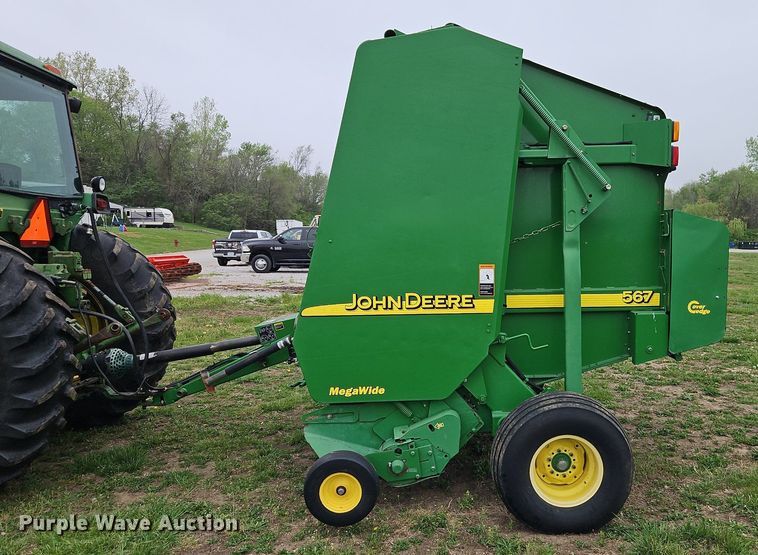 image for item EI3723 2002 John Deere 567 round baler