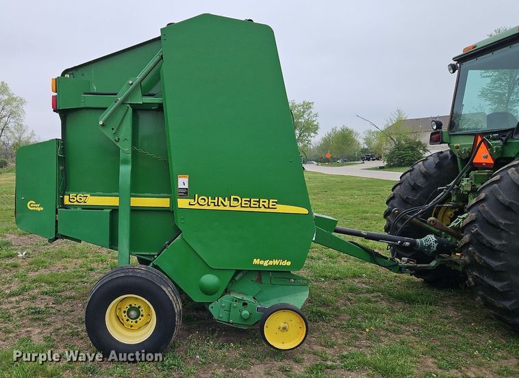 image for item EI3723 2002 John Deere 567 round baler