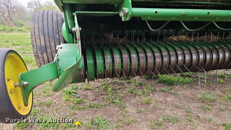 image for item EI3723 2002 John Deere 567 round baler