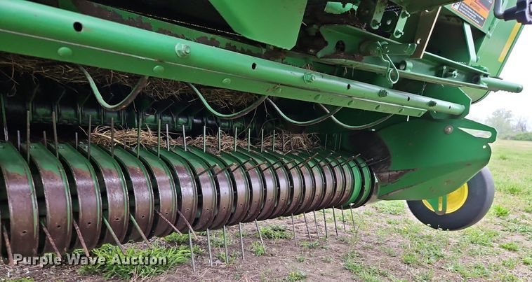 image for item EI3723 2002 John Deere 567 round baler