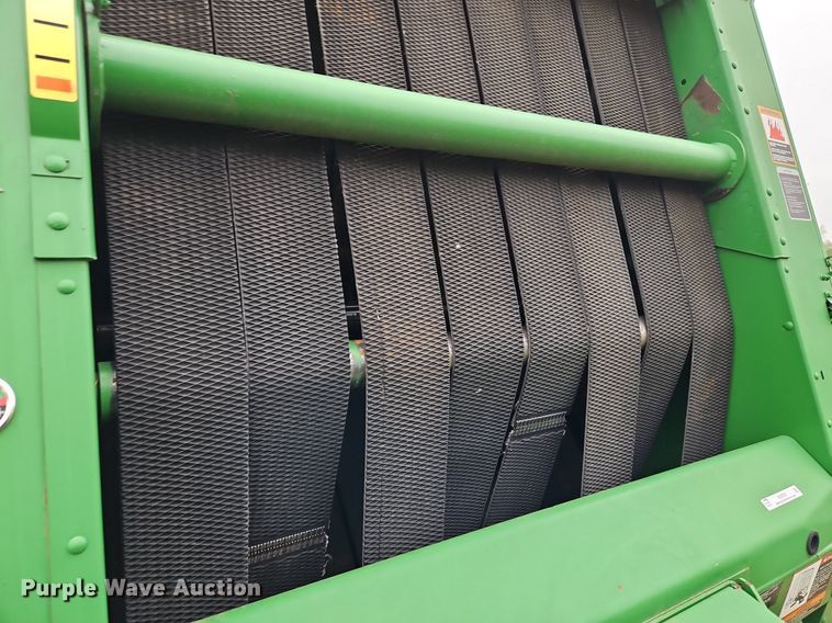 image for item EI3723 2002 John Deere 567 round baler