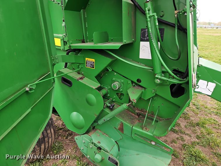 image for item EI3723 2002 John Deere 567 round baler