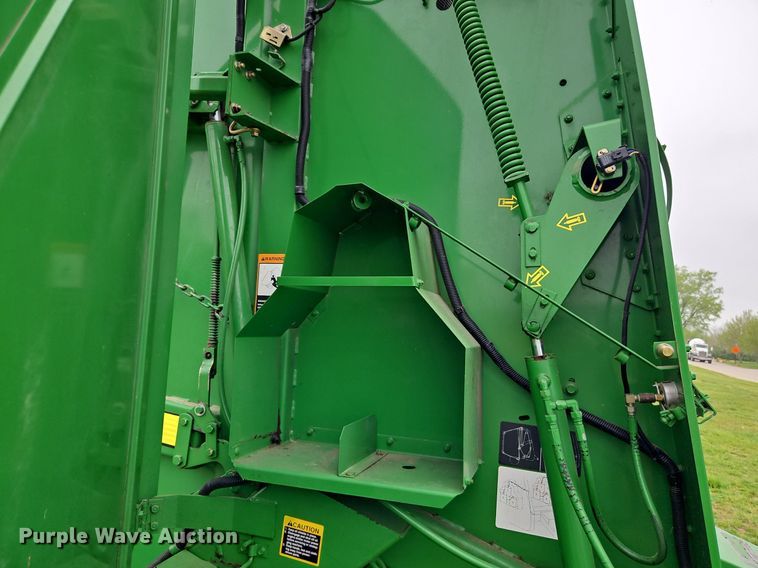 image for item EI3723 2002 John Deere 567 round baler