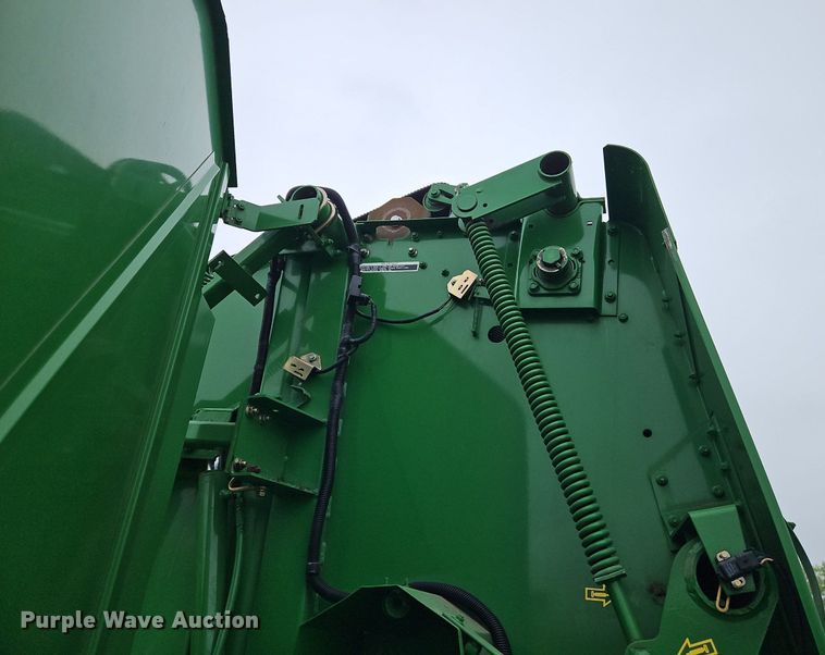 image for item EI3723 2002 John Deere 567 round baler