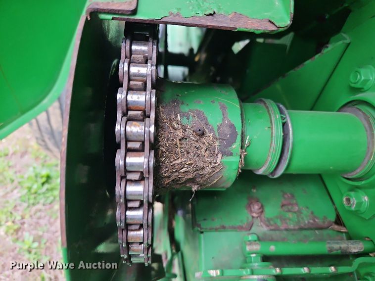 image for item EI3723 2002 John Deere 567 round baler