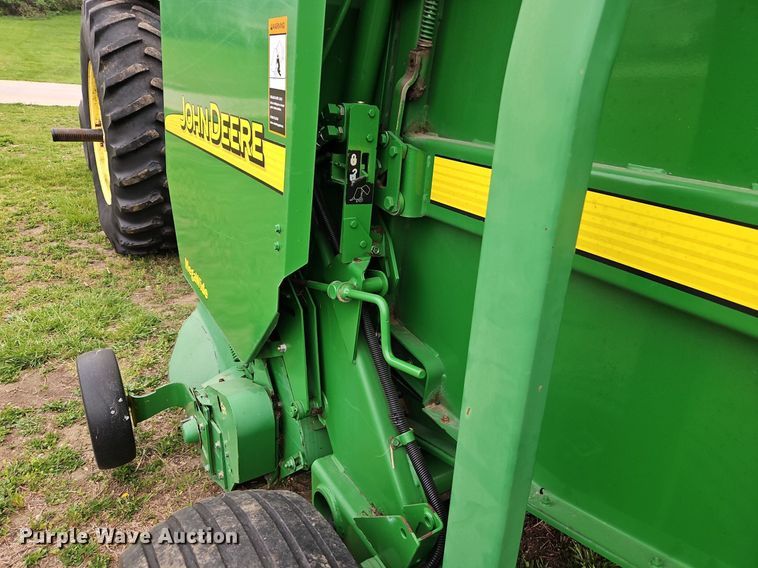 image for item EI3723 2002 John Deere 567 round baler