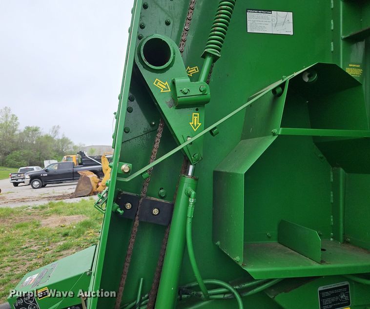 image for item EI3723 2002 John Deere 567 round baler