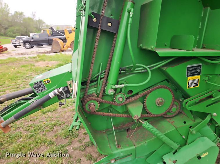 image for item EI3723 2002 John Deere 567 round baler