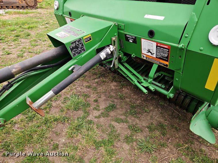 image for item EI3723 2002 John Deere 567 round baler