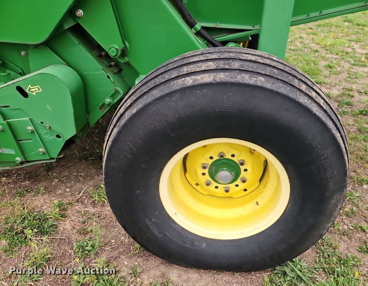 image for item EI3723 2002 John Deere 567 round baler