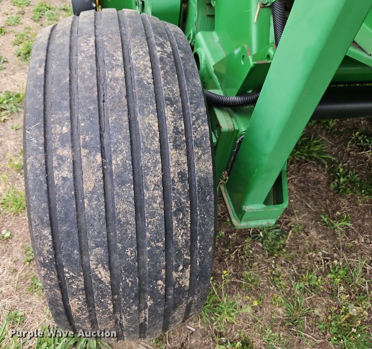 image for item EI3723 2002 John Deere 567 round baler