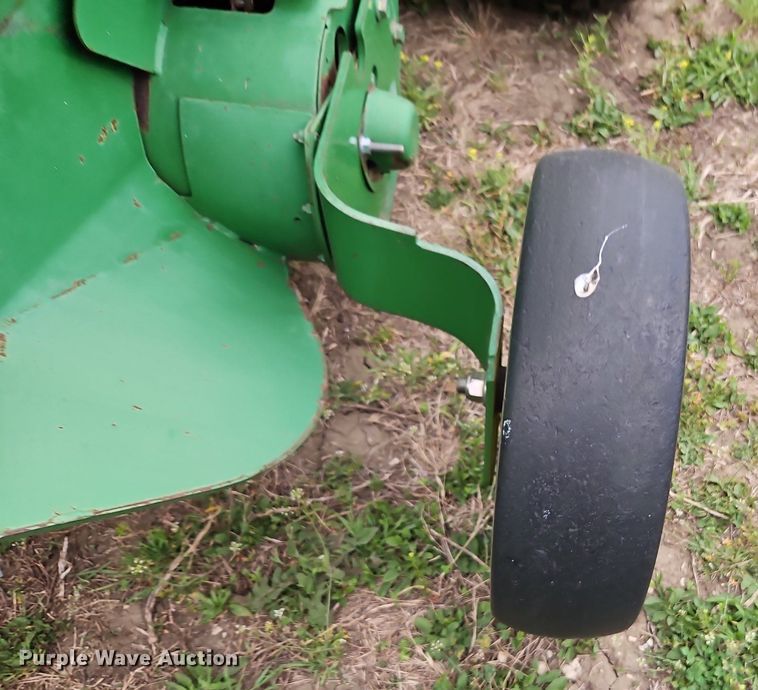 image for item EI3723 2002 John Deere 567 round baler