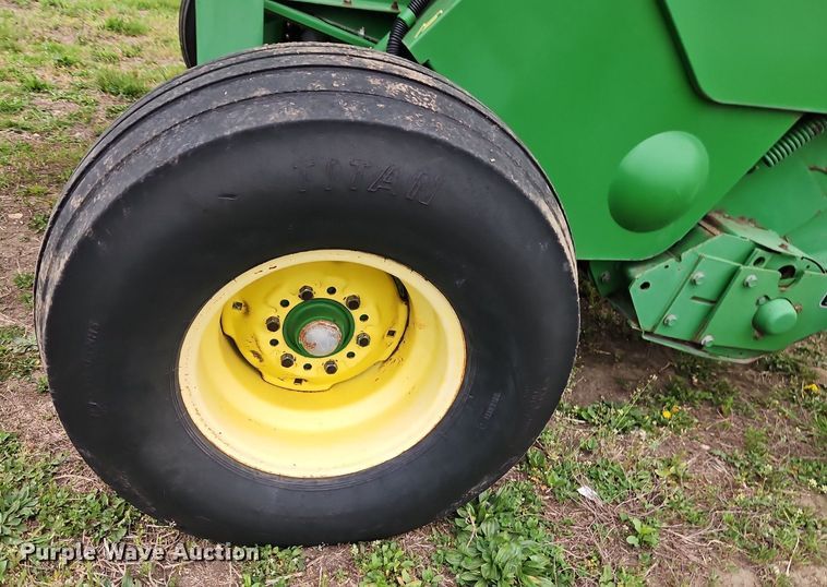 image for item EI3723 2002 John Deere 567 round baler