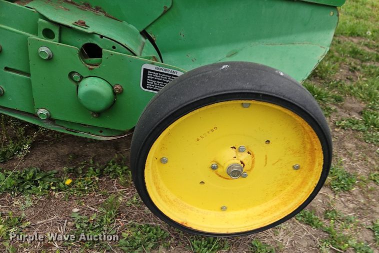 image for item EI3723 2002 John Deere 567 round baler