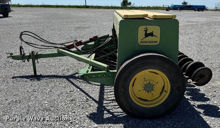 image for item EJ0552 John Deere 8350 grain drill