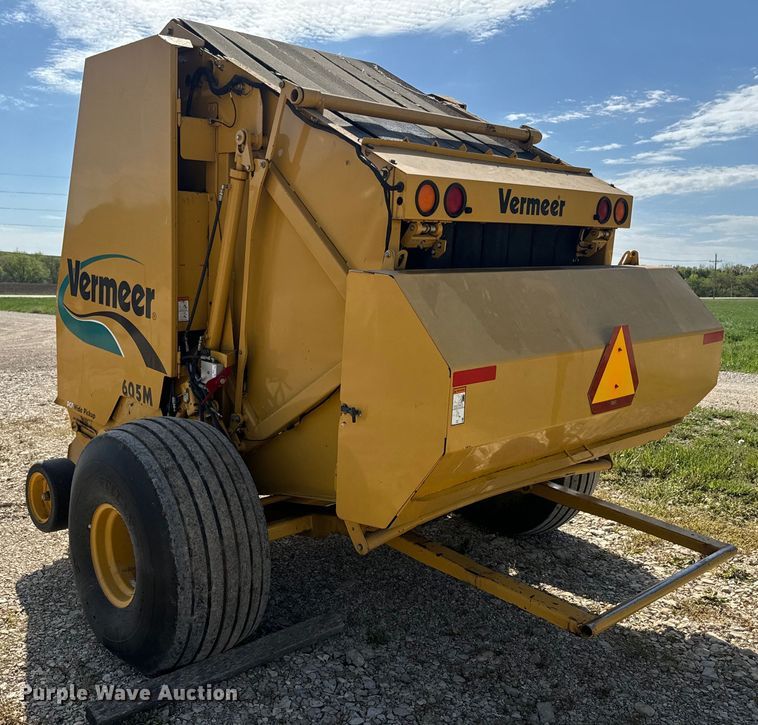 image for item EJ2691 2006 Vermeer 605M round baler