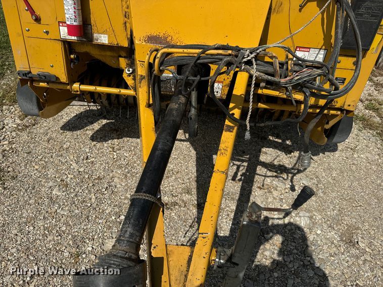 image for item EJ2691 2006 Vermeer 605M round baler