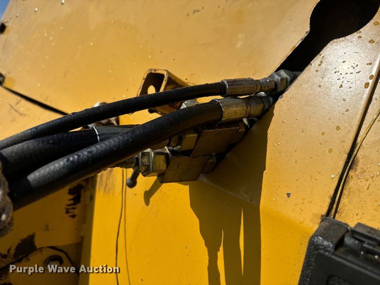 image for item EJ2691 2006 Vermeer 605M round baler