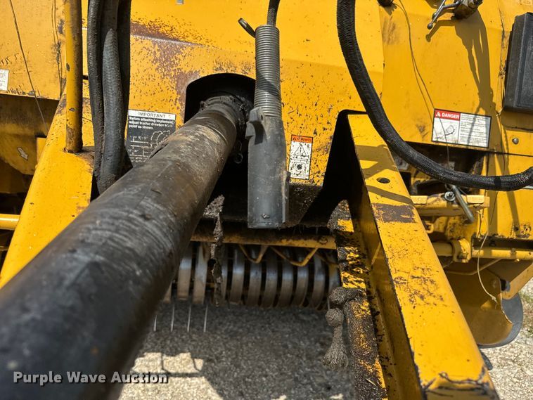 image for item EJ2691 2006 Vermeer 605M round baler