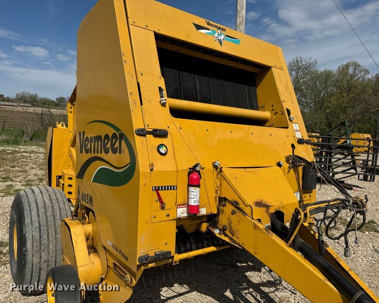 image for item EJ2691 2006 Vermeer 605M round baler