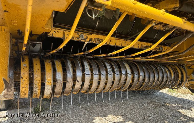 image for item EJ2691 2006 Vermeer 605M round baler