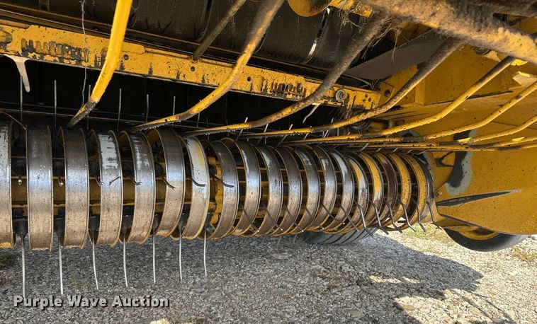 image for item EJ2691 2006 Vermeer 605M round baler