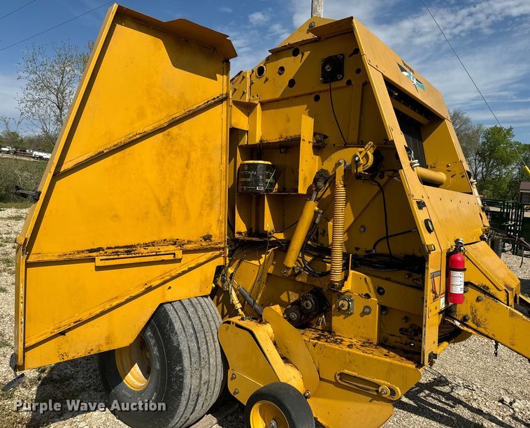 image for item EJ2691 2006 Vermeer 605M round baler
