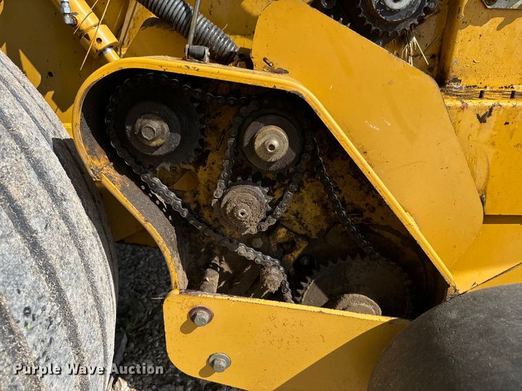 image for item EJ2691 2006 Vermeer 605M round baler