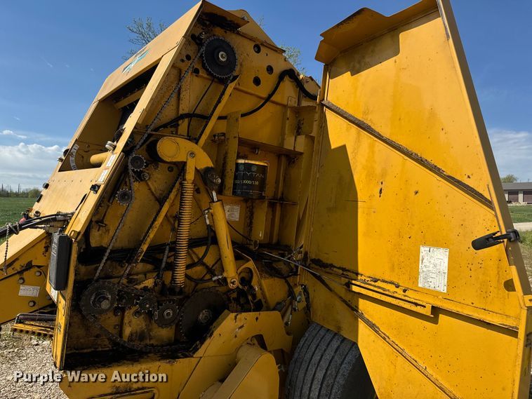 image for item EJ2691 2006 Vermeer 605M round baler