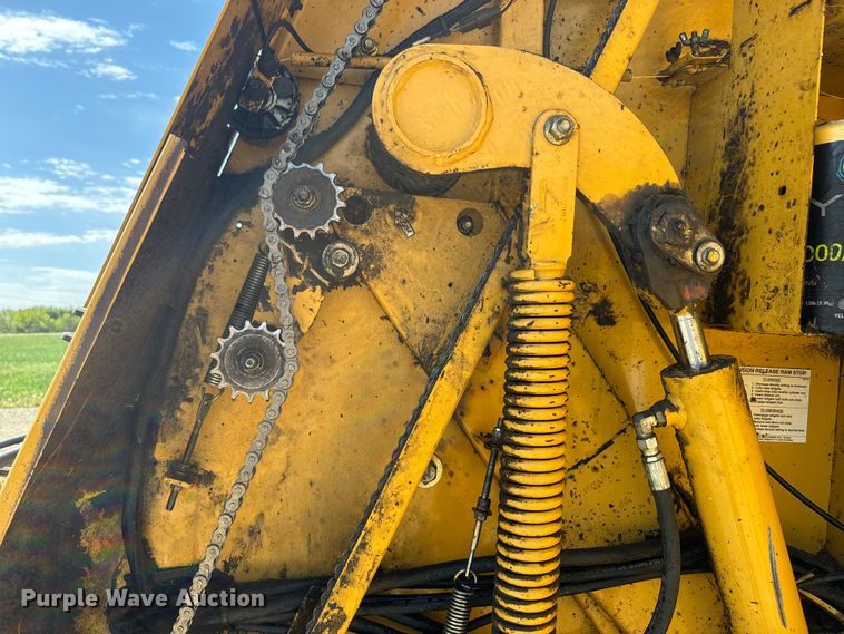 image for item EJ2691 2006 Vermeer 605M round baler