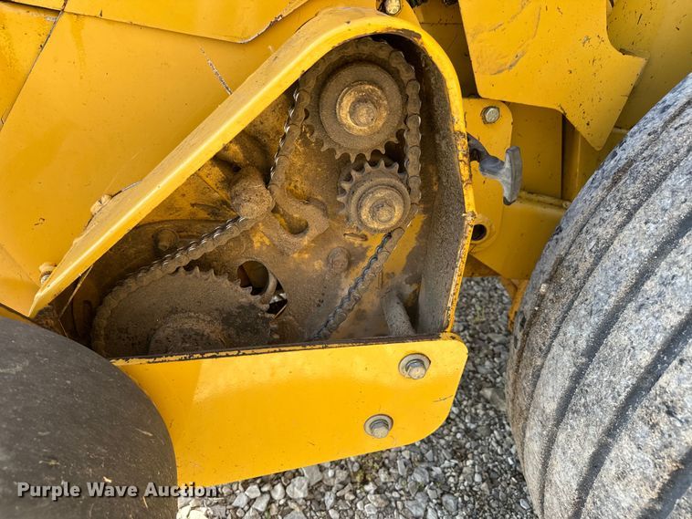 image for item EJ2691 2006 Vermeer 605M round baler