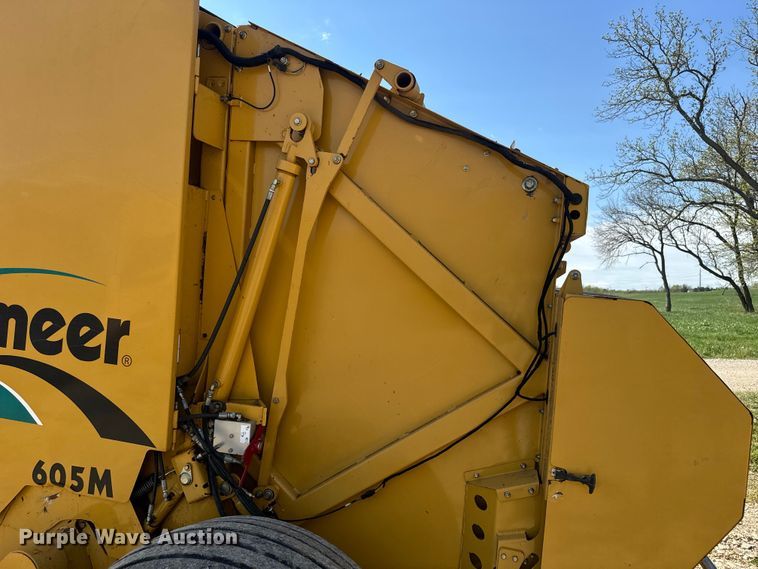 image for item EJ2691 2006 Vermeer 605M round baler