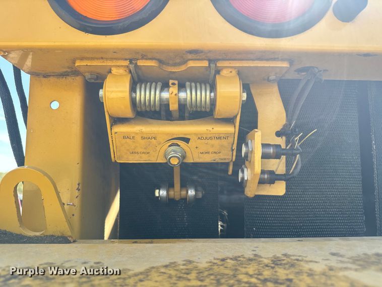 image for item EJ2691 2006 Vermeer 605M round baler