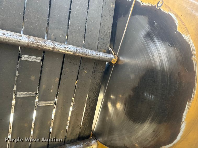 image for item EJ2691 2006 Vermeer 605M round baler