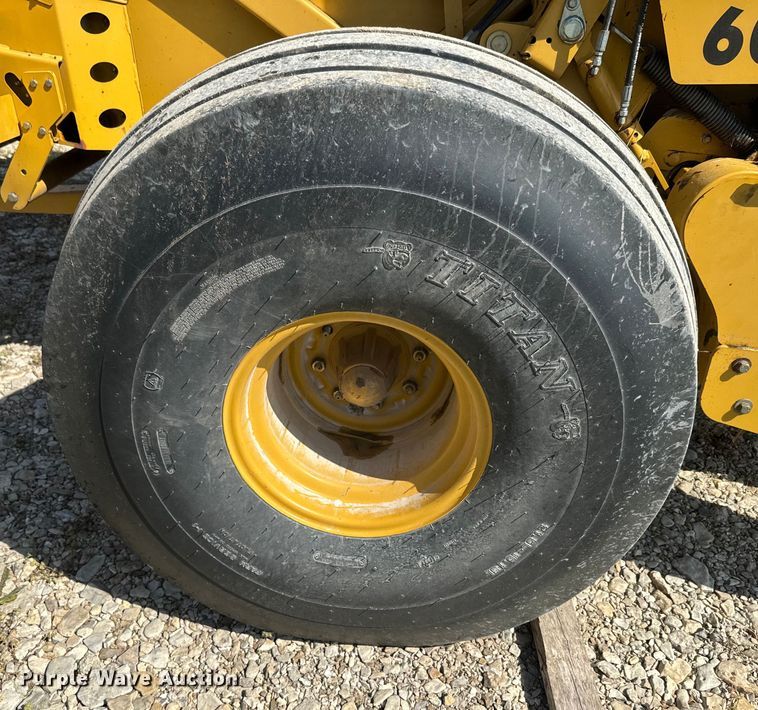 image for item EJ2691 2006 Vermeer 605M round baler