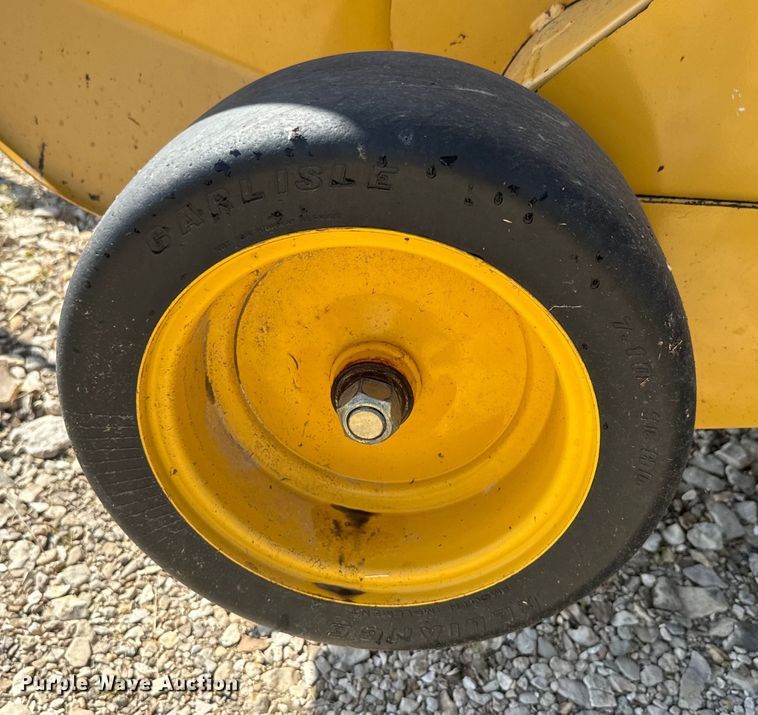 image for item EJ2691 2006 Vermeer 605M round baler