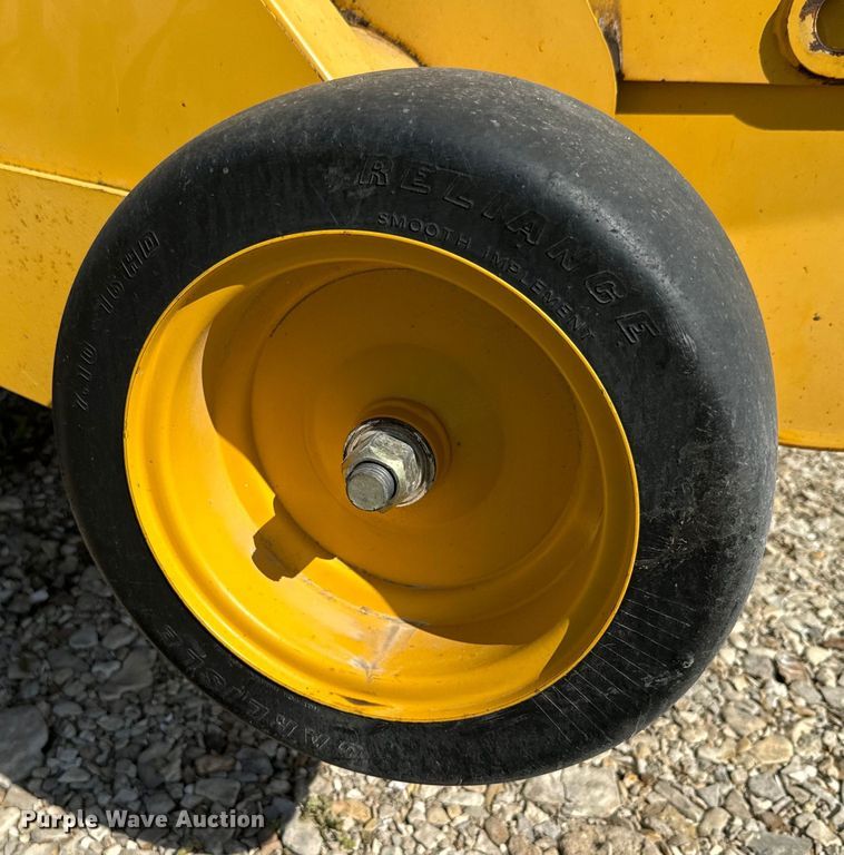 image for item EJ2691 2006 Vermeer 605M round baler