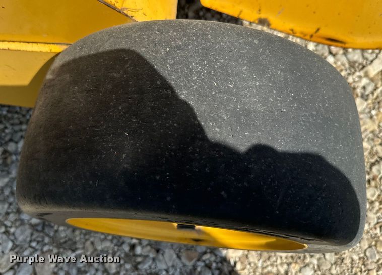 image for item EJ2691 2006 Vermeer 605M round baler