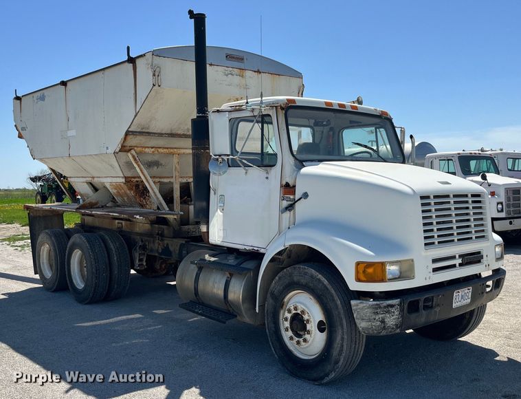 image for item LD9433 1999 International 8100 fertilizer delivery truck