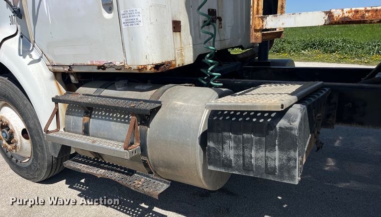 image for item LD9433 1999 International 8100 fertilizer delivery truck