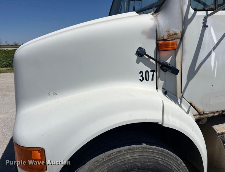 image for item LD9433 1999 International 8100 fertilizer delivery truck