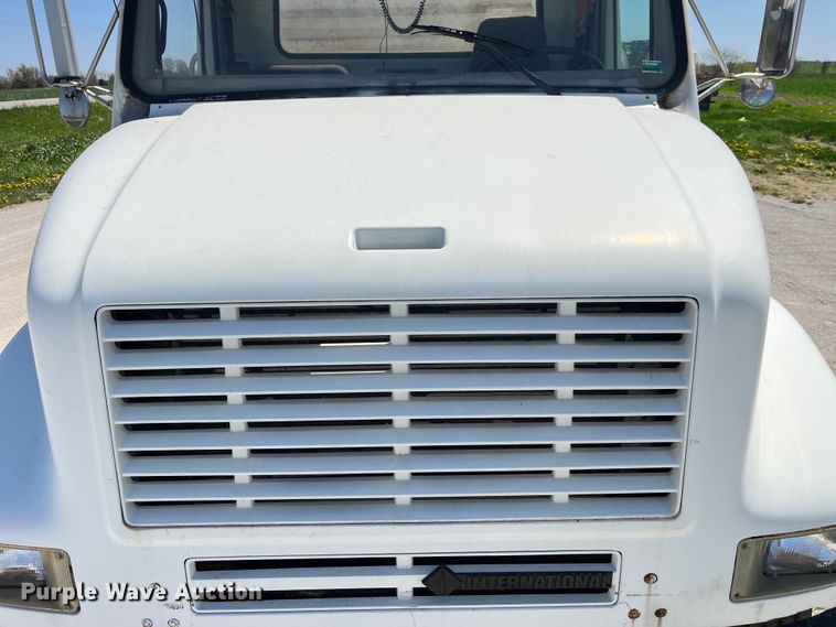 image for item LD9433 1999 International 8100 fertilizer delivery truck