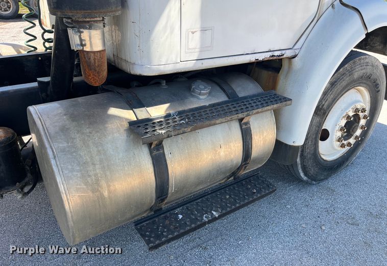 image for item LD9433 1999 International 8100 fertilizer delivery truck