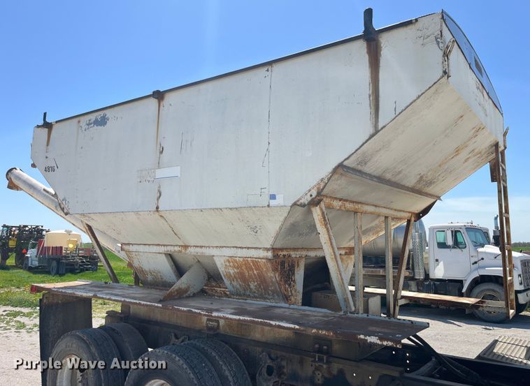 image for item LD9433 1999 International 8100 fertilizer delivery truck