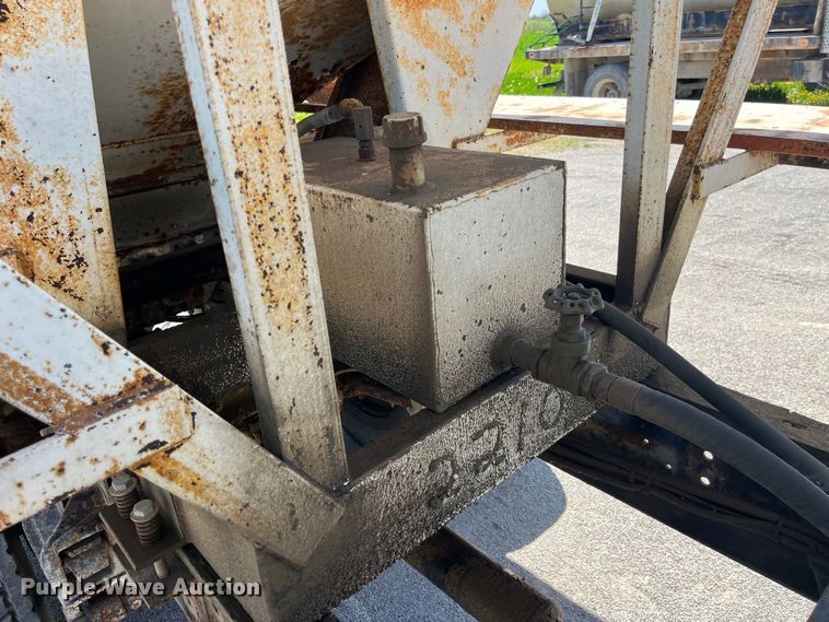 image for item LD9433 1999 International 8100 fertilizer delivery truck